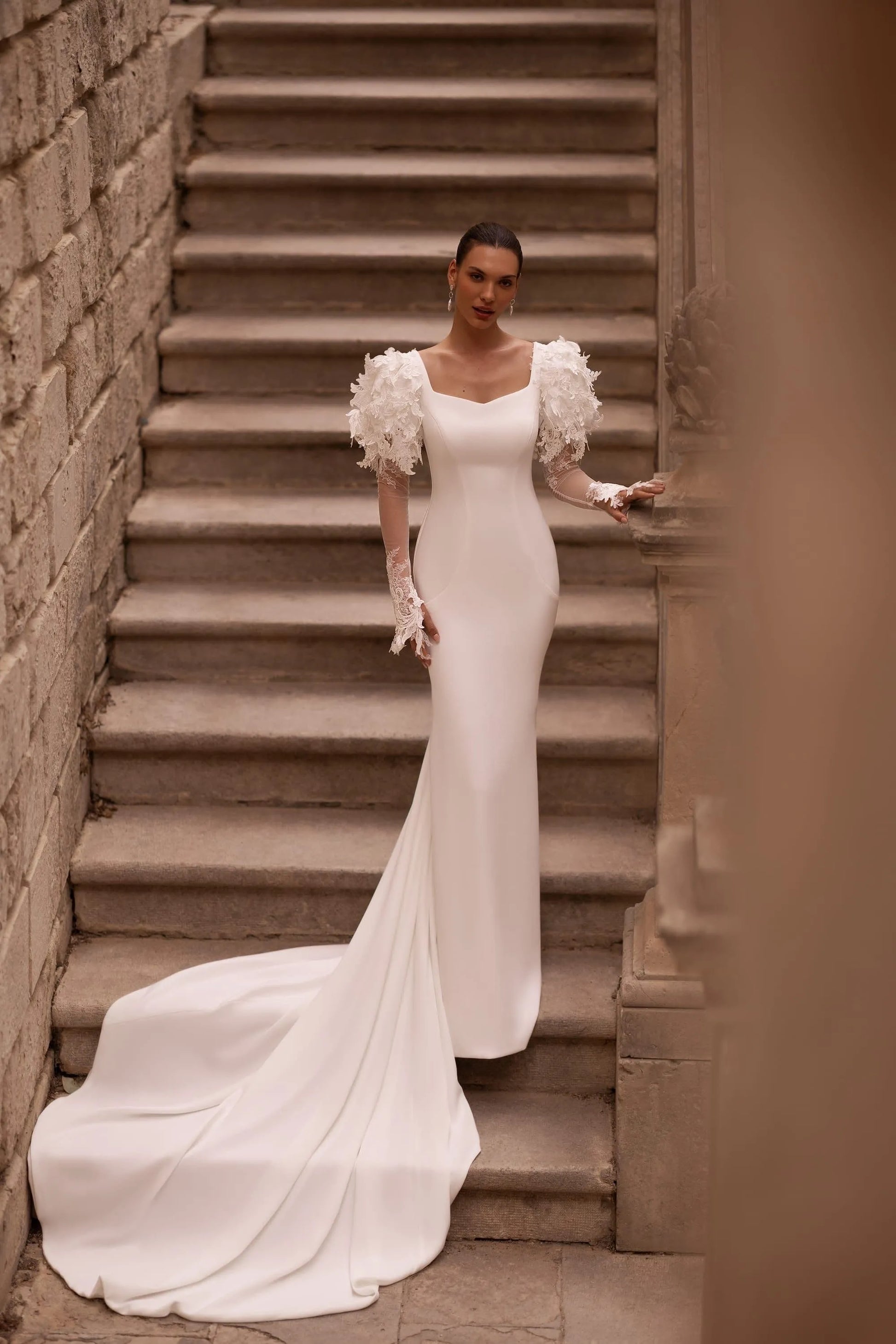 Elegante abito da sposa in jersey sirena manica lunga applique collo q