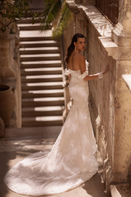 Graceful Off The Shoulder Wedding Gown for Bride Trumpet Sweetheart Appliques Lace Backless Sweep Train