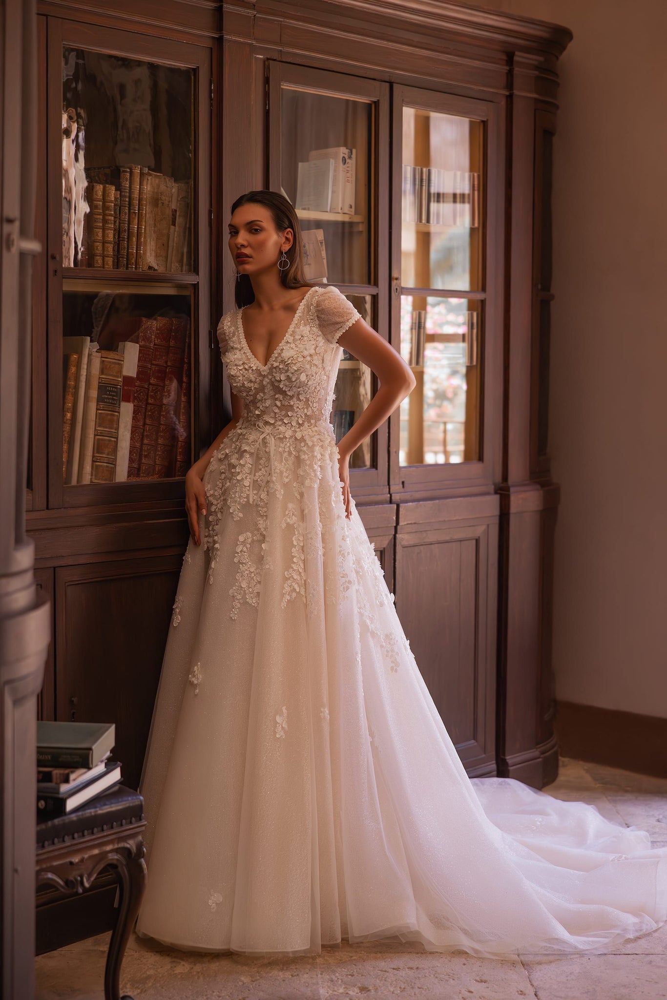 Charming Wedding Dresses Luxury Lace Appliques A Line Bridal Gowns Backless Floor Length