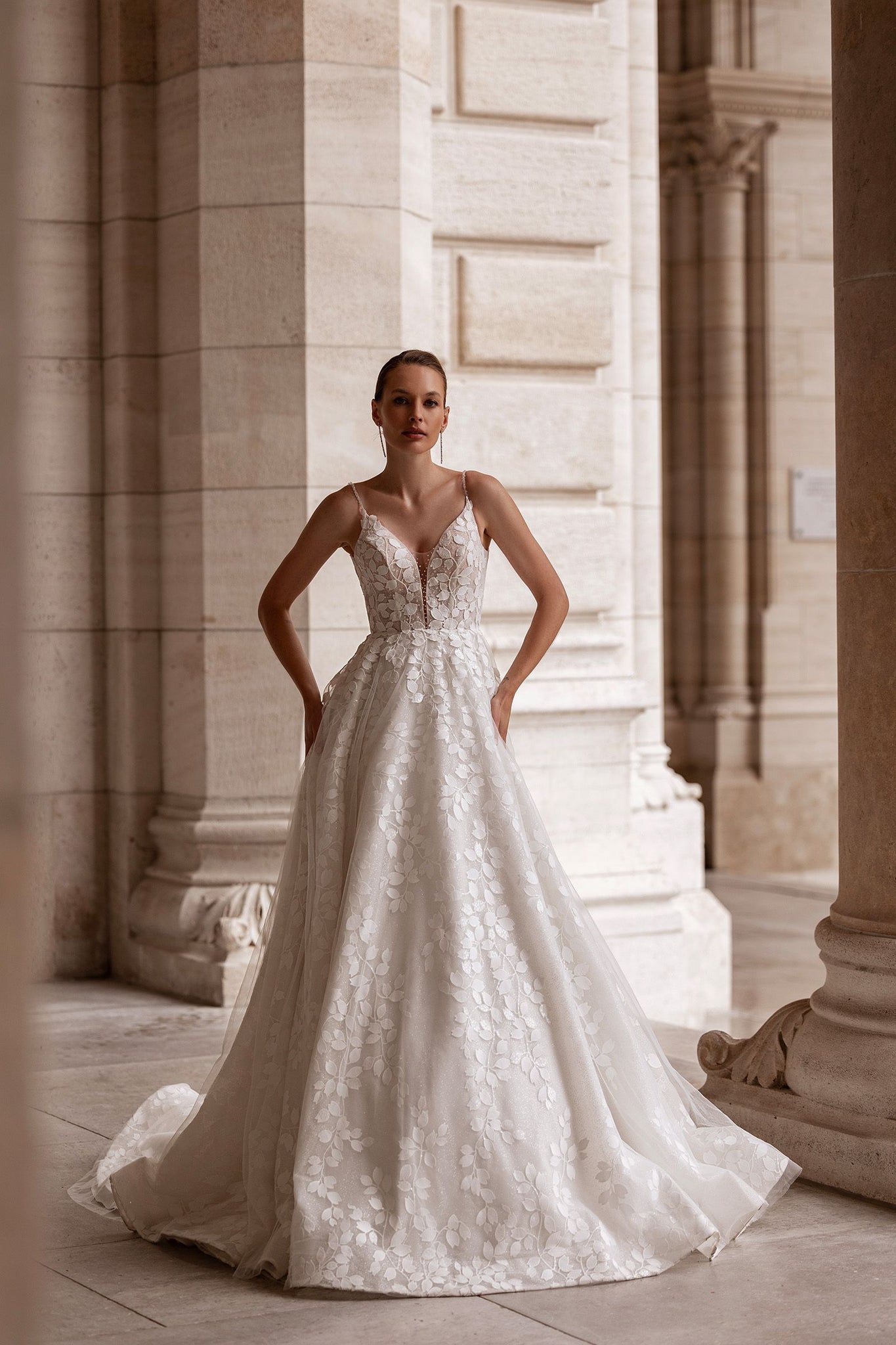 Croatia Charming V-neck Wedding Dresses for Bride Backless Spaghetti Straps A-line Appliques