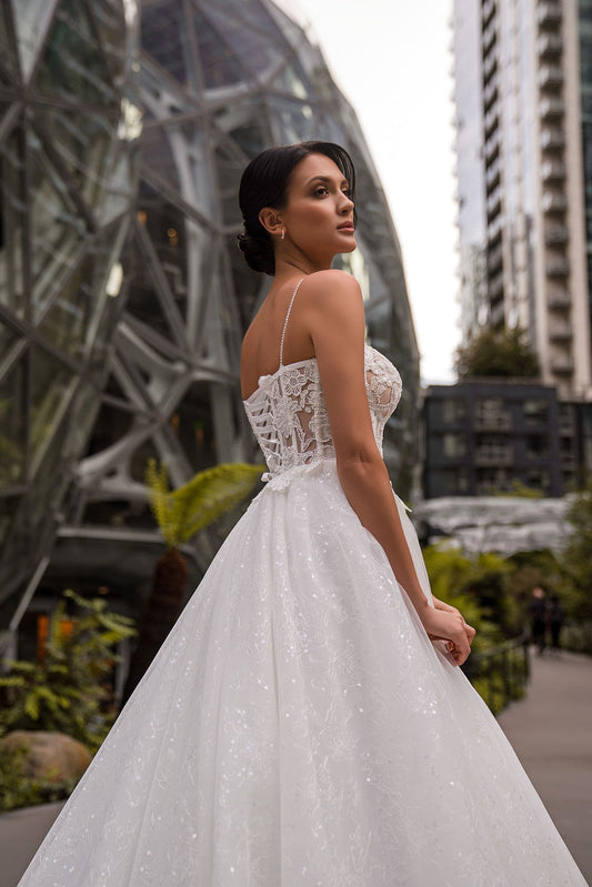 Glamorous A Line Wedding Dresses Lace Appliques Tulle Bridal Gowns