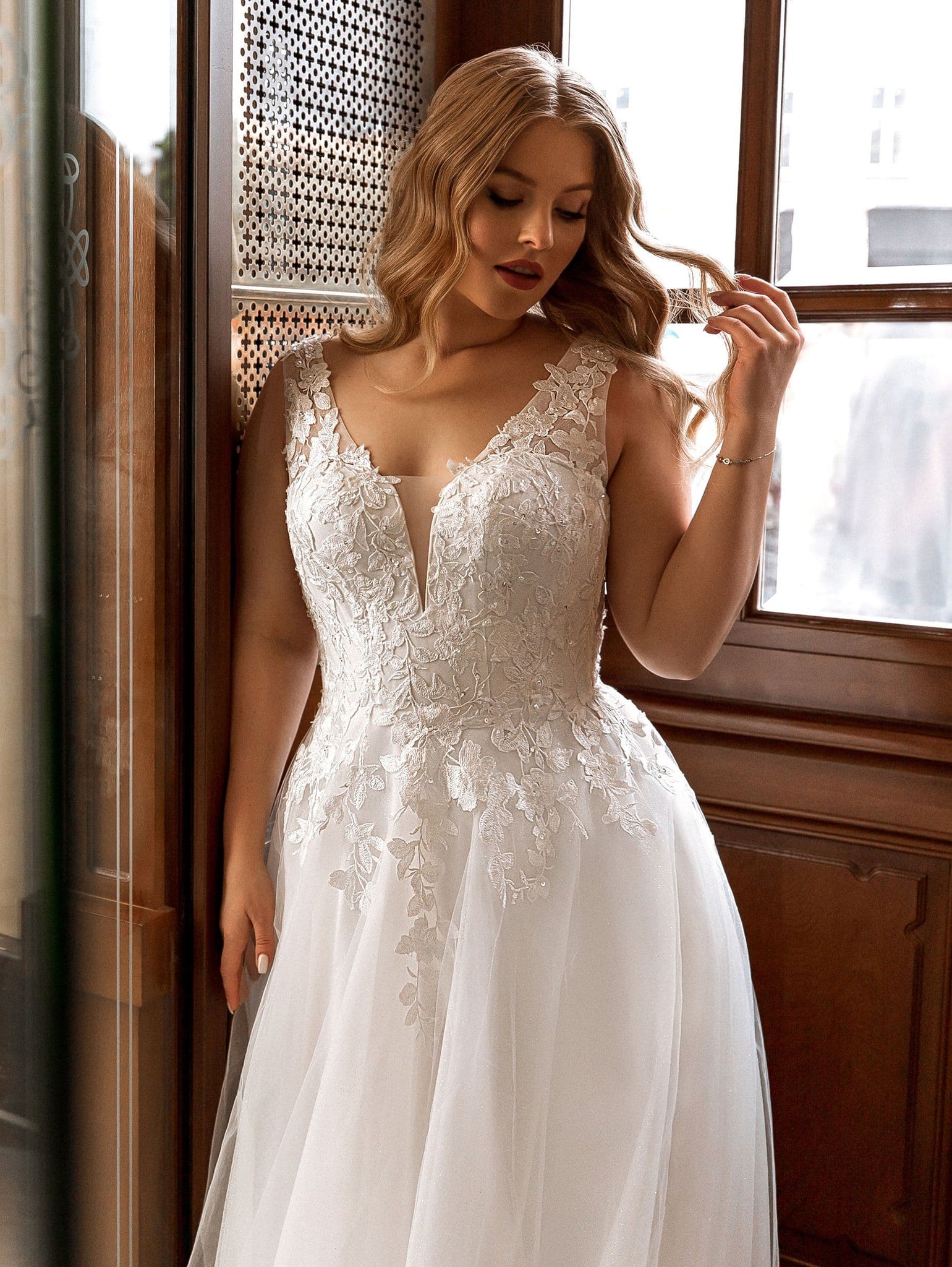 V-Neck Appliques Lace Tulle Beach Bridal Dress Simple Wedding Gown