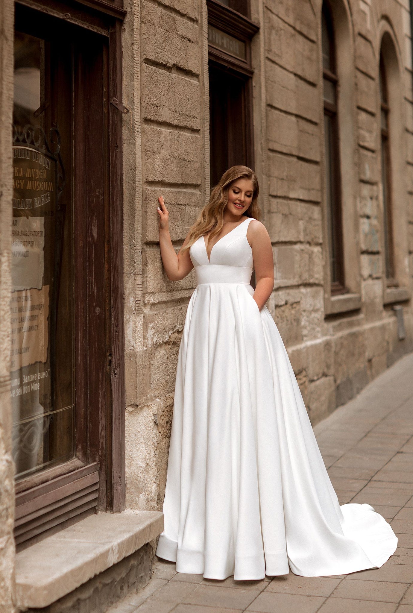 Simple Wedding Dresses V Neck Sweep Train Backless Vestidos De Novia Woman Bridal Gown Robe Mariee