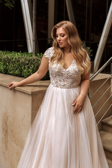 Classic Tulle Wedding Dresses Plus Size V Neck Cap Sleeves Bride Gowns Appliques Floor Length A-Line Vestidos De Novia