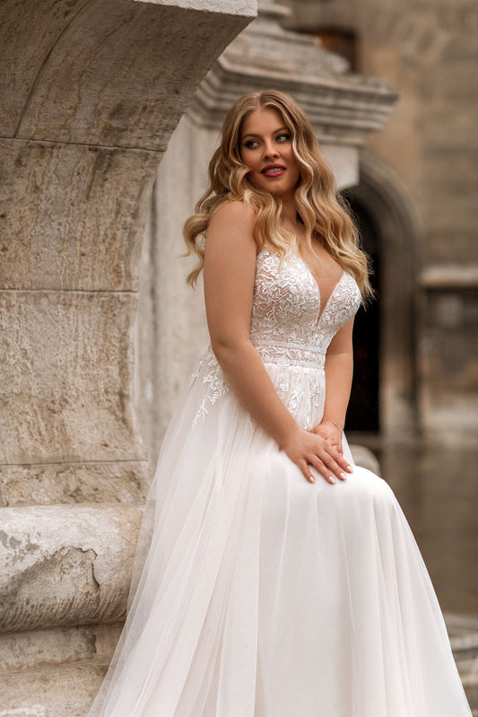 Classic Spaghetti Strap Wedding Dresses Plus Size V-Neck Sleeveless Bride Gowns Applique Sweep Train A-Line Tulle Robe De Mariee