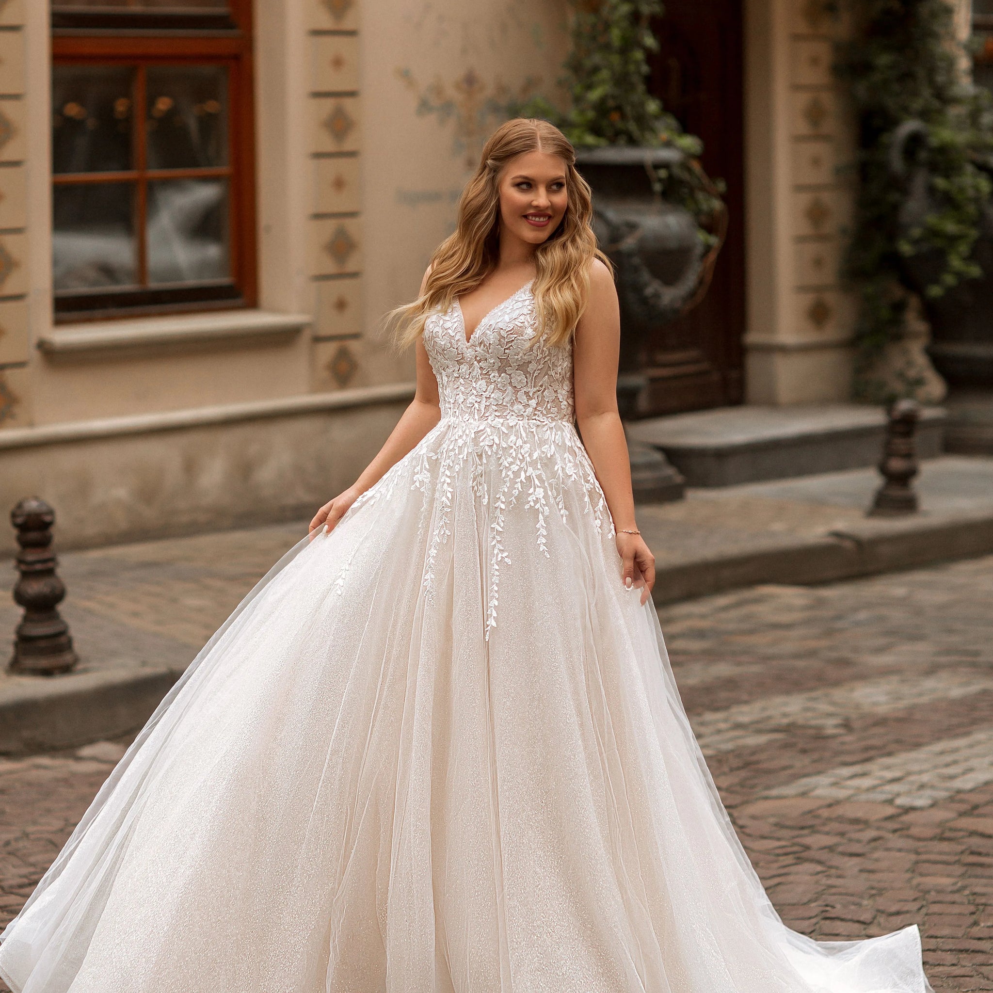 Moderne glitter tule plus size trouwjurk V-hals A-lijn kant applicatie