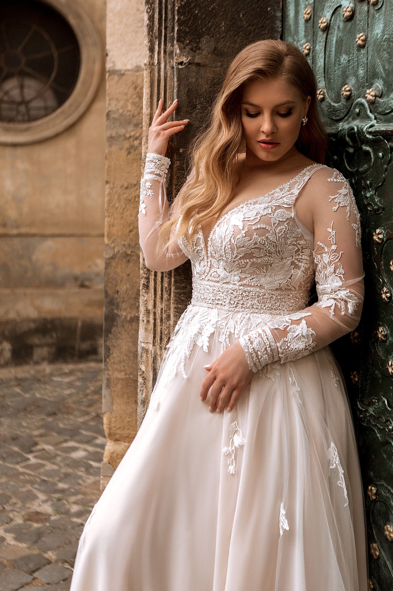 Classic A-Line Wedding Dresses Plus Size V Neck Long Sleeves Bride Gowns Appliques Floor Length Tulle Robe De Mariee