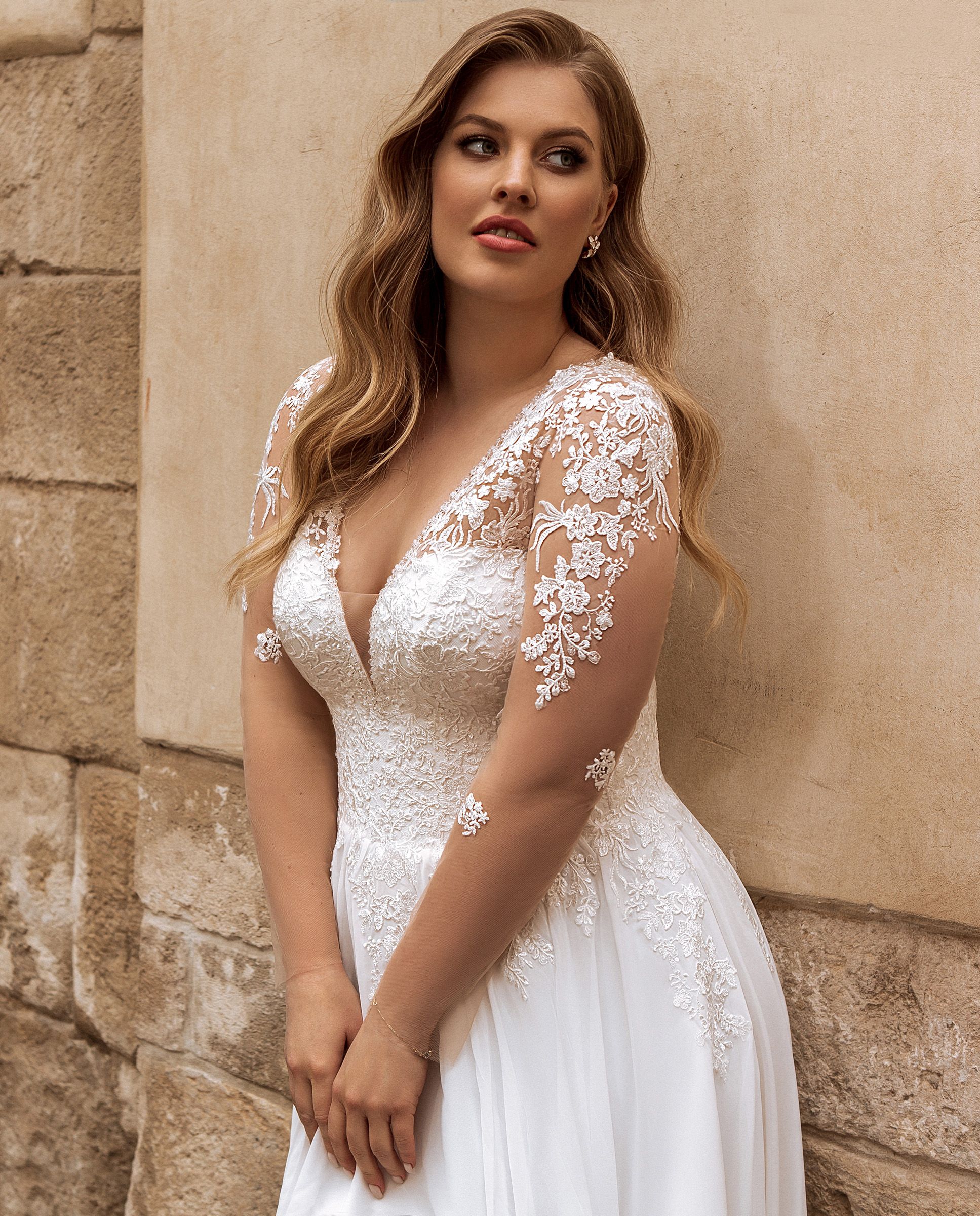 Plus Size Long Sleeve Wedding Dresses Summer Civil A Line Chiffon Beach Bridal Gowns V Neck Lace Appliques