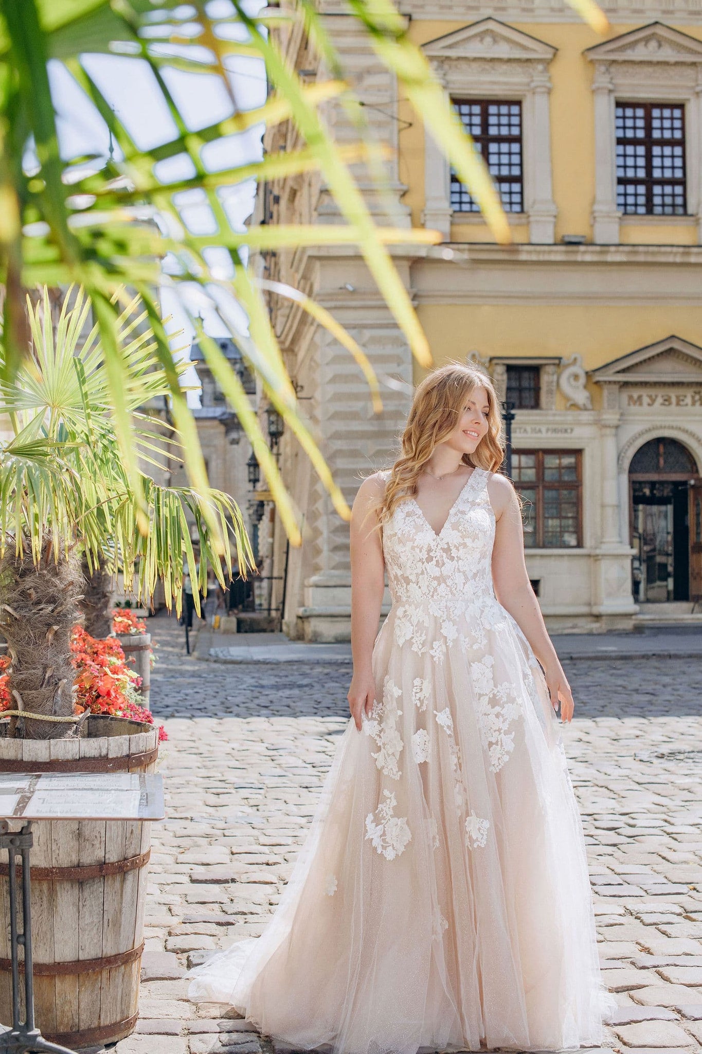 Romantic Flower Appliques Plus Size Wedding Dress with Tank Sleeves, Customized A Line Tulle Bride Dresses, V Neck Bridal Gown