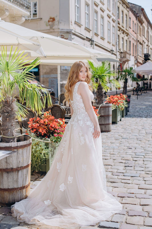 Romantic Flower Appliques Plus Size Wedding Dress with Tank Sleeves, Customized A Line Tulle Bride Dresses, V Neck Bridal Gown