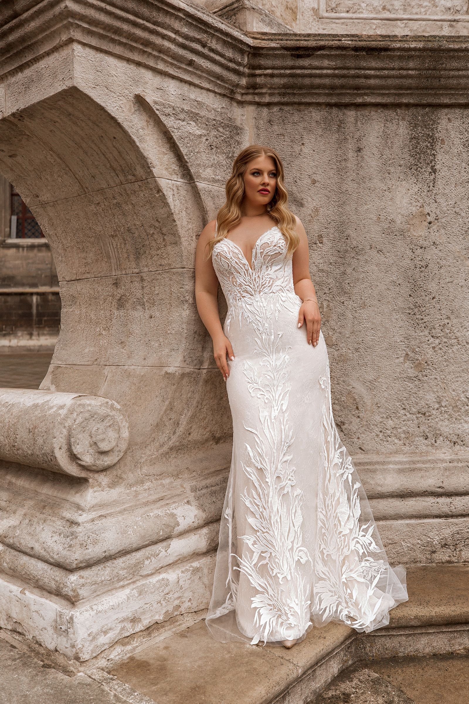 Romantic V-neck Wedding Dress for Woman Spaghetti Straps Appliques Court Train Trumpet Robe De Mariee