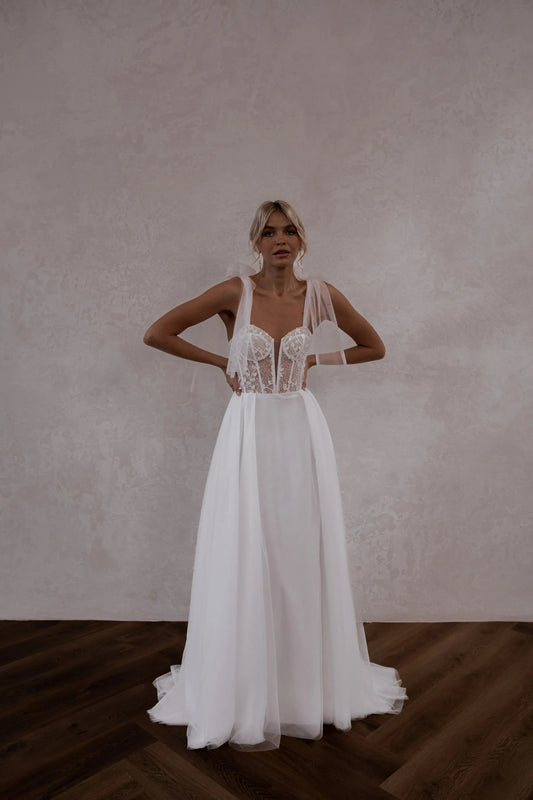 Elegante Spitzenapplikationen weißes Hochzeitskleid für Frau A-Line Spaghetti-Gurte Braut Kleid trägerlose Illusion Rückenloser hoher Schlitz