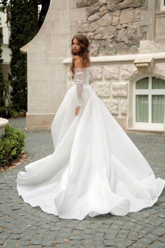 Romantic A-Line Beach Wedding Dress with Sweetheart Neckline, Detachable Sleeves, and Elegant Lace Embellishments