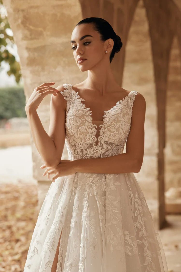 Stylish A-line Wedding Dresses for Bride Sleeveless with Appliques Tulle Backless Pleats Vestido De Novia Femenino