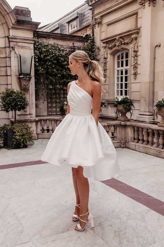 Sirene einfache weiße satin eine schulter mini Hochzeitskleid über Knie zurück-Knopf A-Line ärmellose Falten Vestidos de Novia