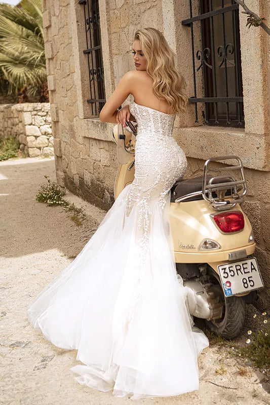 Elegant Mermaid Wedding Gown with a Chic Strapless Halter Neckline, and a Flattering Natural Waistline for a Sophisticated and Breathtaking Bridal Look