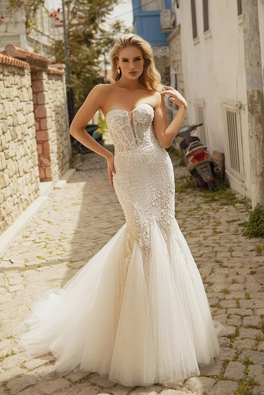 Elegant Mermaid Wedding Gown with a Chic Strapless Halter Neckline, and a Flattering Natural Waistline for a Sophisticated and Breathtaking Bridal Look