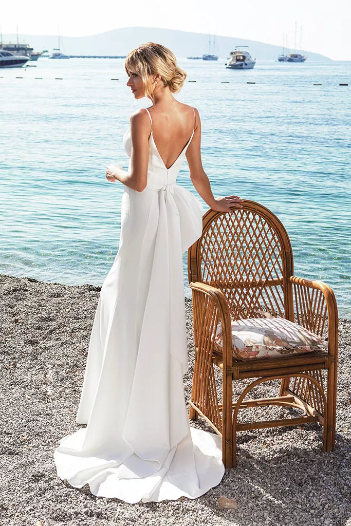 Glamorous Mermaid Wedding Gown with Delicate Spaghetti Straps, a Flattering V-Neckline for a Stunning and Sophisticated Bridal Look