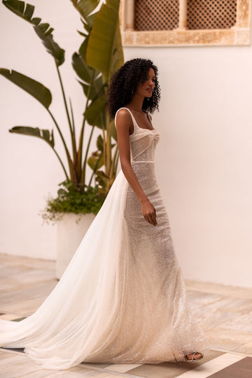 Introducing our exquisite mermaid wedding dress, a vision of elegance and glamour. Crafted from luxurious shimmer fabric, this dress is designed to make you shine like a star on your special day.