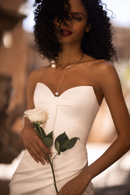 Introducing our exquisite mermaid wedding dress, a stunning masterpiece of elegance and allure. Crafted from luxurious glossy fabric, it exudes a lustrous sheen that commands attention and captures the light with every movement.