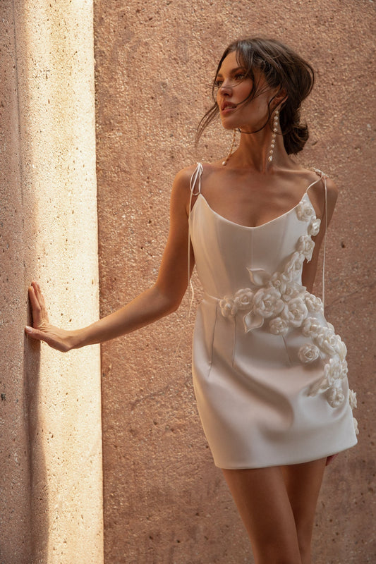 Correas espaguetis corto Mini una línea de boda segundo vestido flores 3D satén sin espalda sin mangas vestido de novia hecho a medida 
