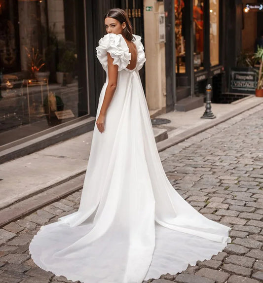 Kort mini satin bröllopsklänningar älskling öppen rygg ärmlös ruffles brud klänning ovanför knä lång tåg brudklänning