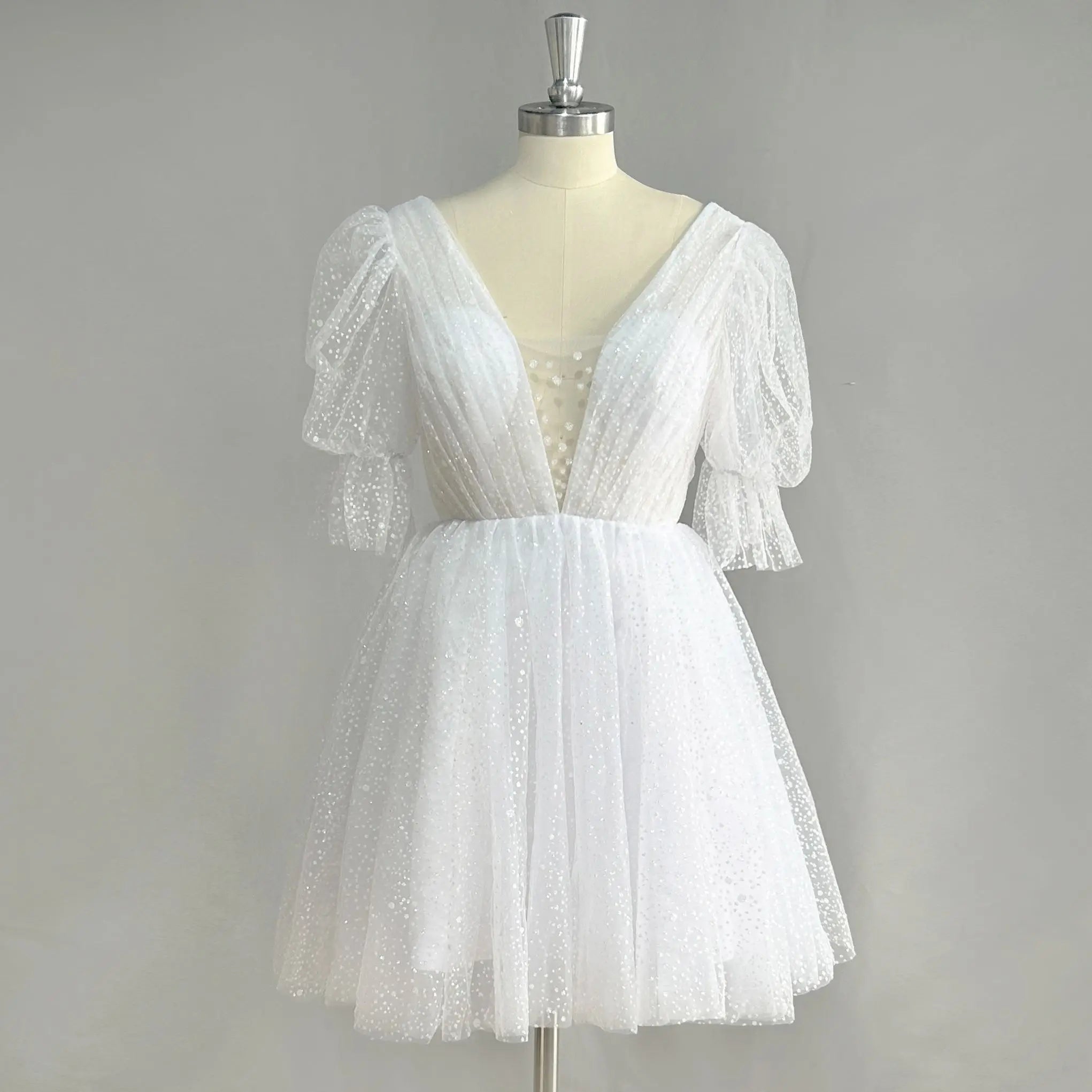 Mini vestido de noiva curto de tule com mangas bufantes, decote em V, costas nuas, acima do joelho, vestido de noiva brilhante